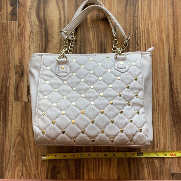 Betsey Johnson quilted handbag with hearts - Picture 6 of 13